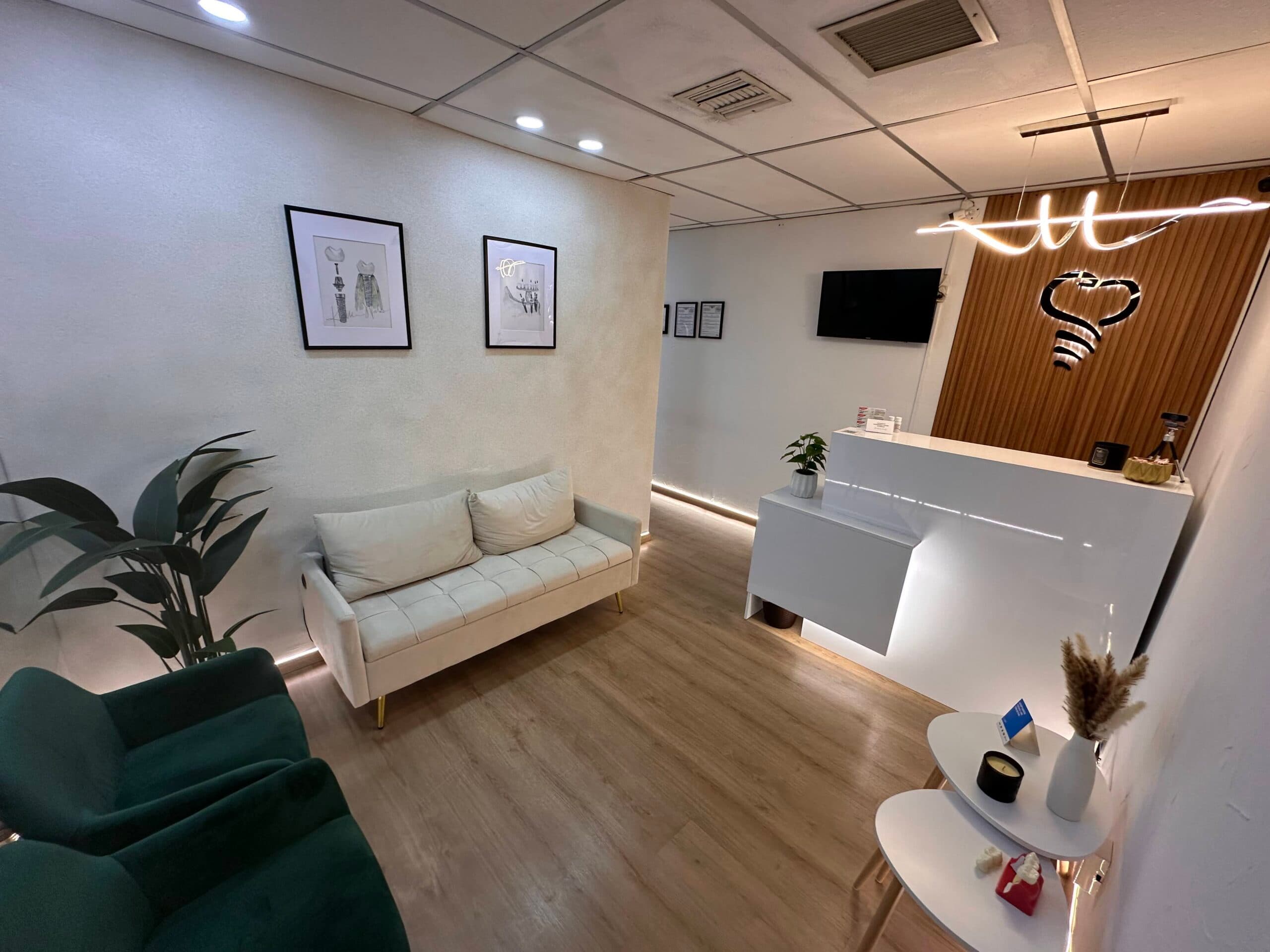 Recepción de Clínica IDEN en Monterrey