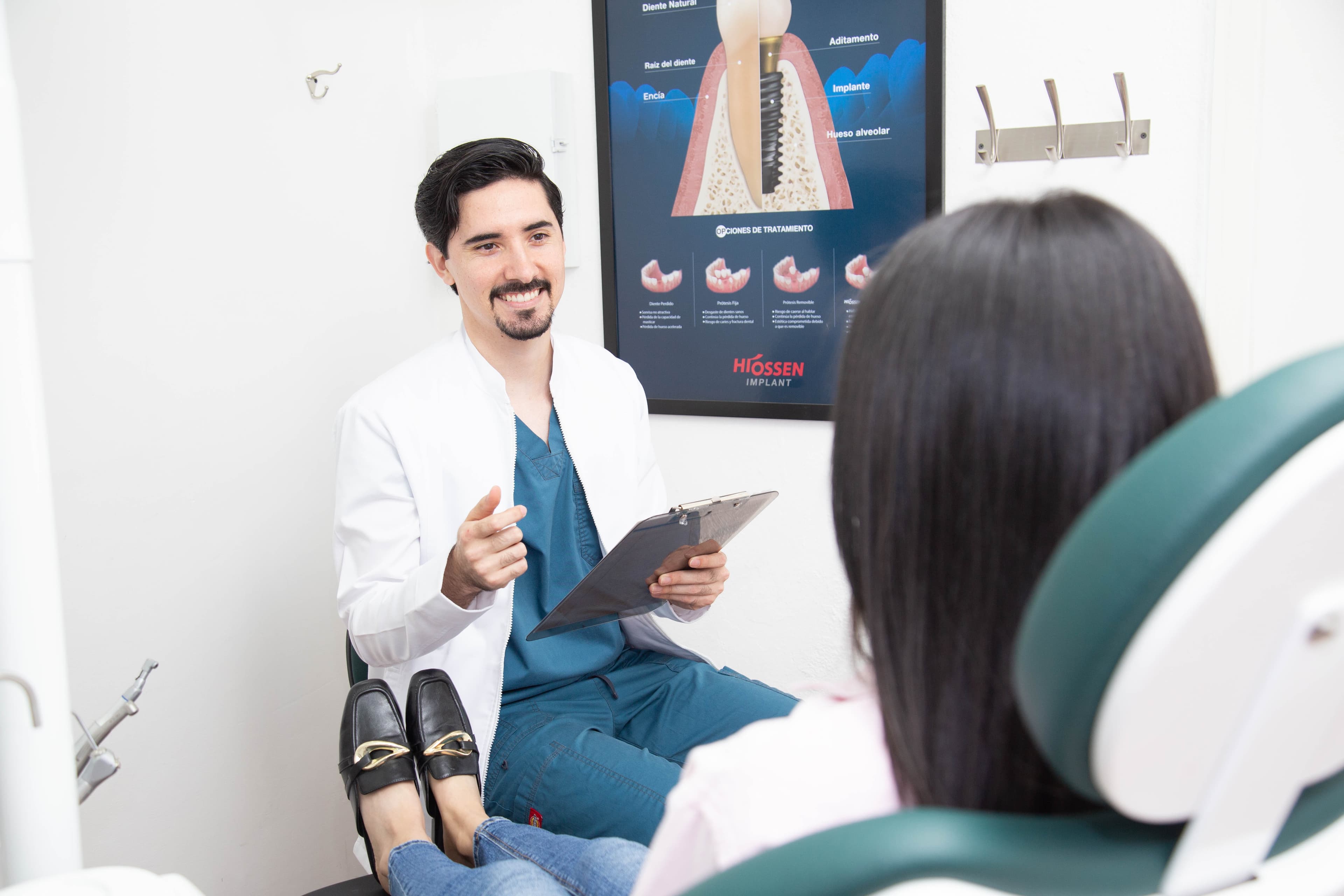 Dr. Joel atendiendo a un paciente durante la consulta inicial