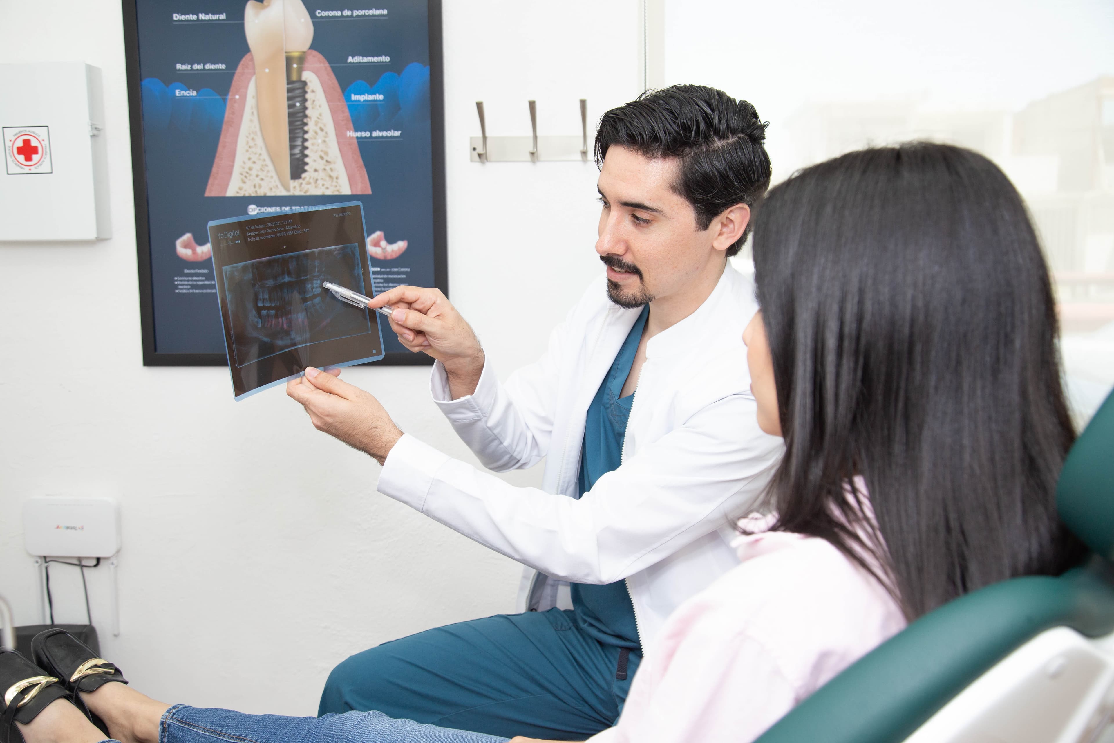 Dr. Joel explicando una radiografía a su paciente