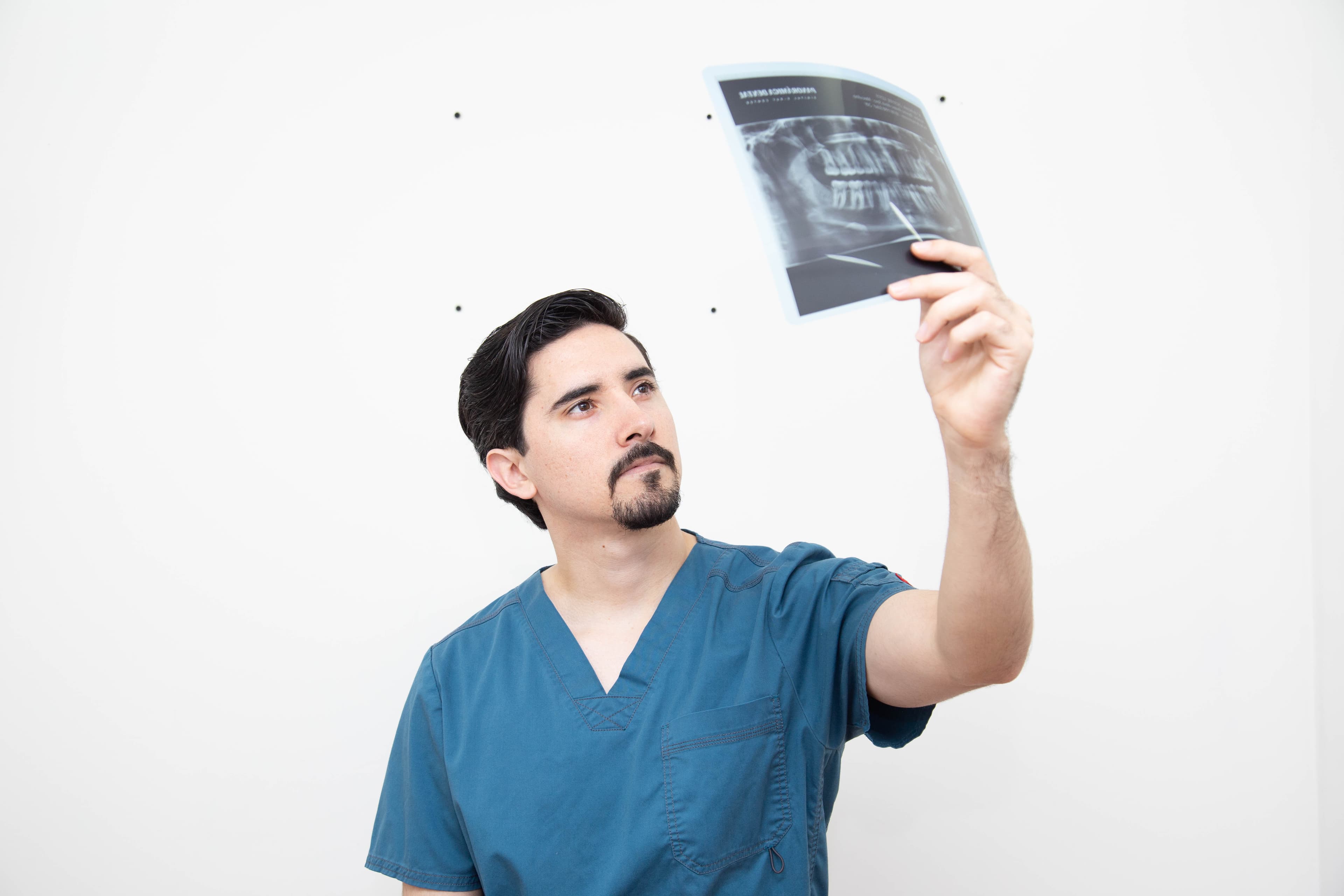 Dr. Joel analizando una radiografía panorámica