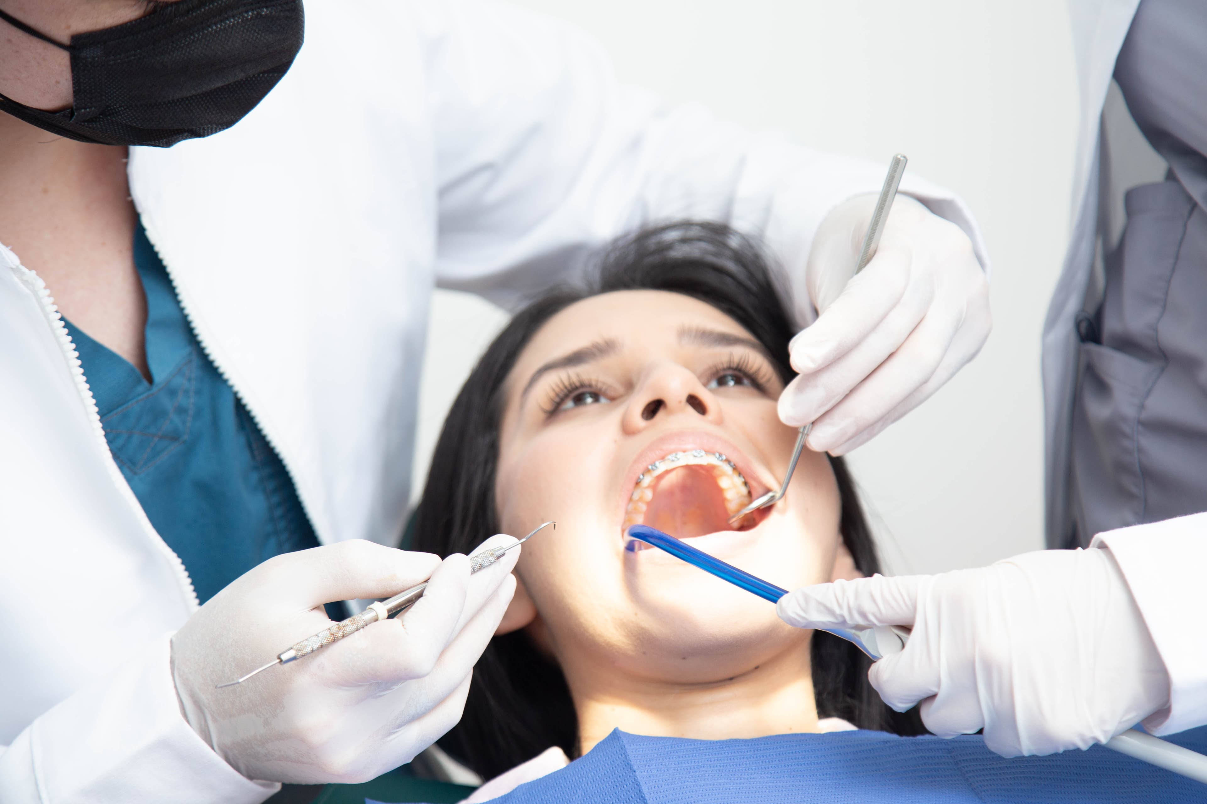 Procedimiento dental con herramientas especializadas