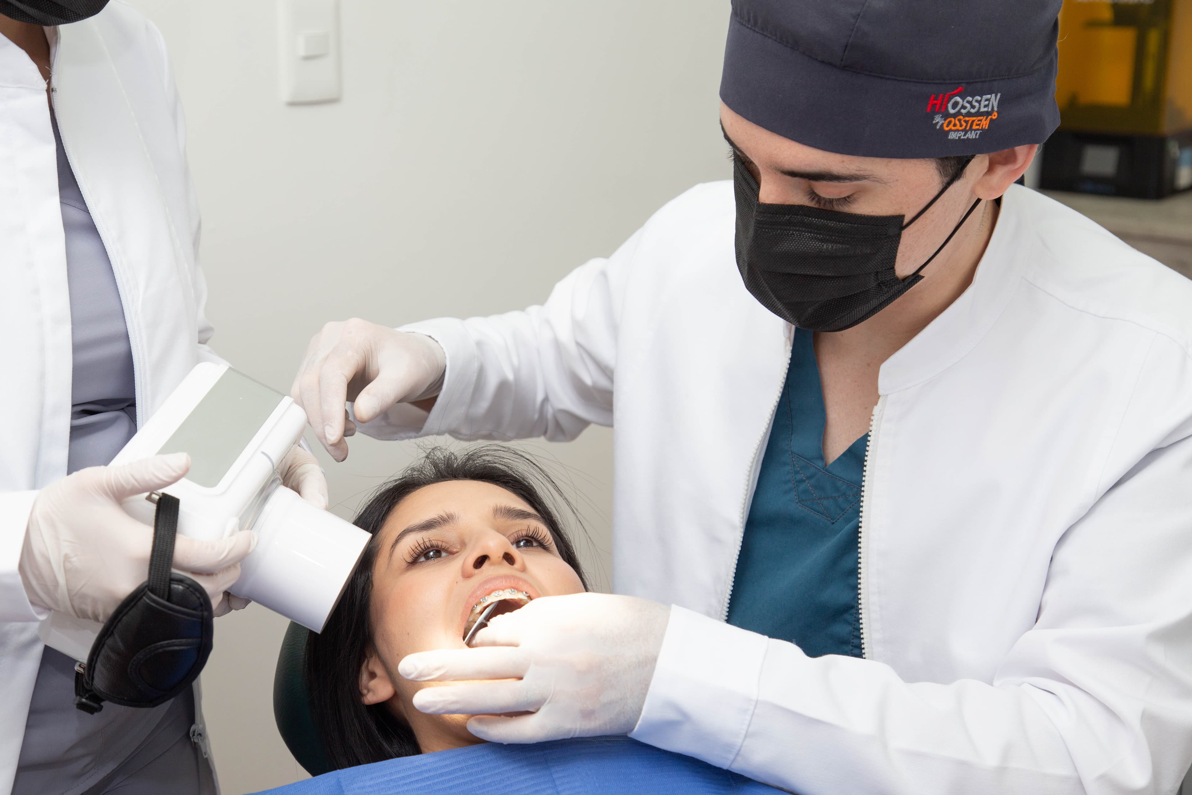 Dr. Joel realizando un escaneo intraoral digital